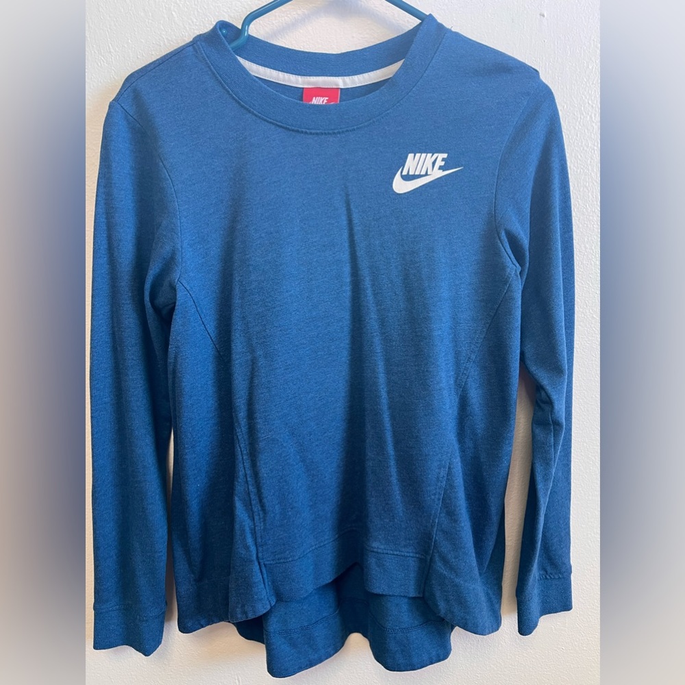 Red tag Nike high/low crewneck sweatshirt - blue in color.
